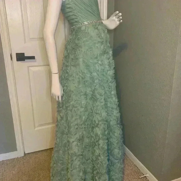 Say Yes To The Prom Juniors 3D Rosettes Skirt Shirred -Top Gown Prom Dress. - Picture 10 of 16